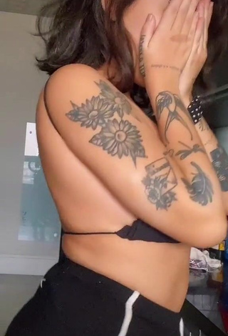 3. Amazing Vitoria Marcilio Shows Cleavage in Hot Black Crop Top and Bouncing Big Tits