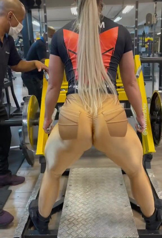 3. Alluring Vivi Winkler Shows Big Butt in the Sports Club while doing Fitness Exercises