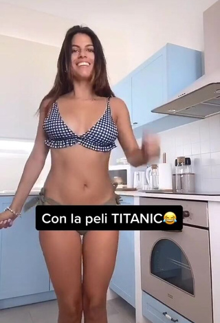 Sexy Paola Shows Cleavage in Bikini