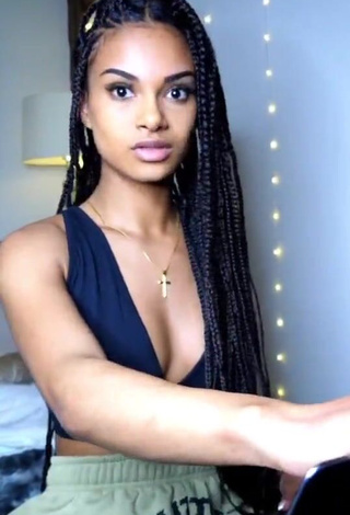 1. Hot Yeux Ébènes Shows Cleavage in Black Crop Top