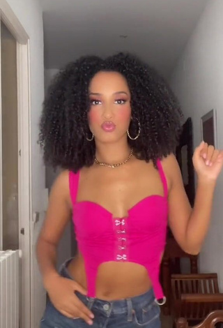 2. Amazing Aina da Silva Shows Cleavage in Hot Pink Crop Top