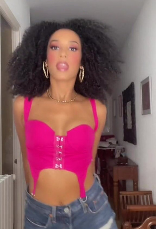 3. Amazing Aina da Silva Shows Cleavage in Hot Pink Crop Top