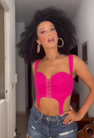 1. Hottie Aina da Silva Shows Cleavage in Pink Crop Top