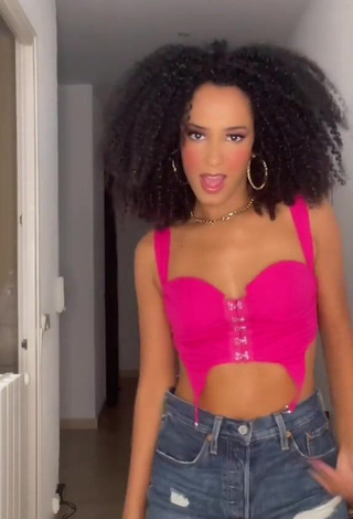 Hottie Aina da Silva Shows Cleavage in Pink Crop Top