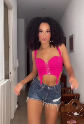 1. Sweetie Aina da Silva Shows Cleavage in Pink Crop Top