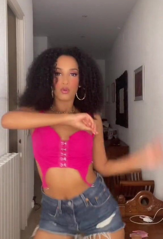 Sweetie Aina da Silva Shows Cleavage in Pink Crop Top