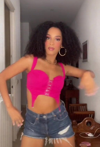 3. Sweetie Aina da Silva Shows Cleavage in Pink Crop Top