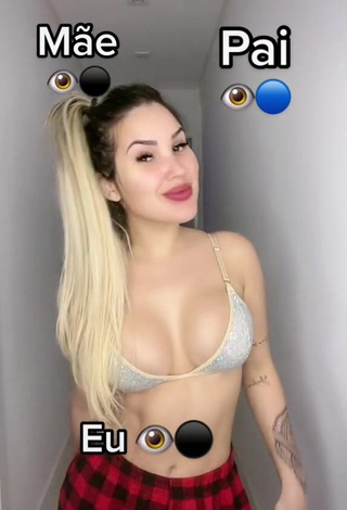 3. Sensual Alannis Proença Shows Cleavage in Bra