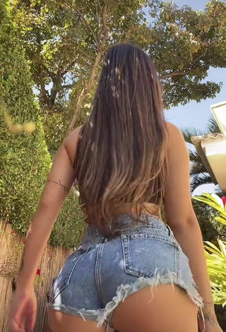 Hot Alannis Proença Shows Butt