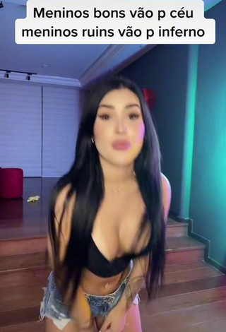 3. Dazzling Alannis Proença Shows Cleavage in Inviting Black Crop Top and Bouncing Boobs