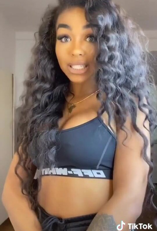 3. Sexy Alicia Awa Shows Cleavage in Crop Top