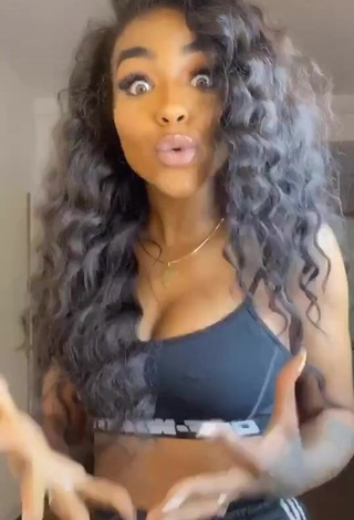 4. Sexy Alicia Awa Shows Cleavage in Crop Top