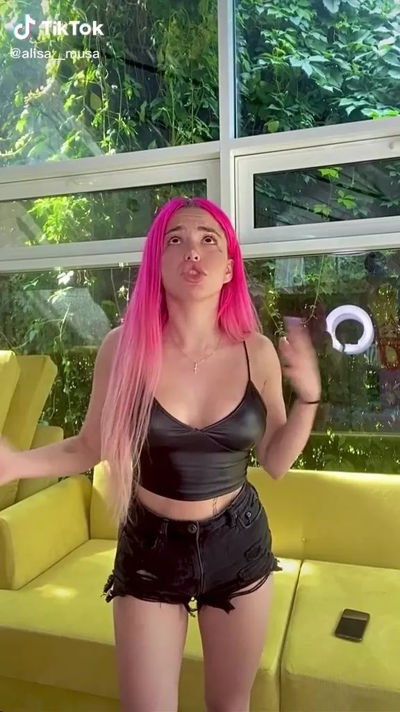 Hot Alisa Musa Shows Cleavage in Black Crop Top