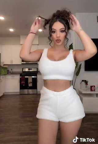 3. Sexy Alondra Ortiz Shows Cleavage in Crop Top