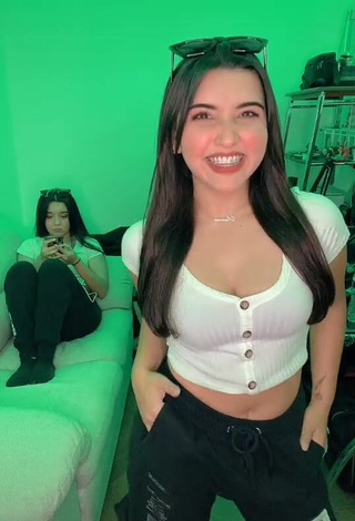 Hottest Andyy Tok Shows Cleavage in White Crop Top