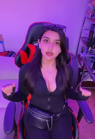 Andyy Tok is Showing Wonderful Cleavage