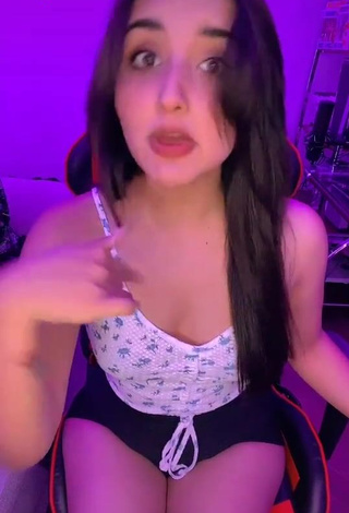 Seductive Andyy Tok Shows Cleavage