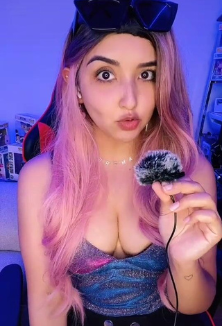 Andyy Tok Shows her Sexy Cleavage