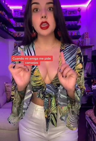 1. Sweetie Andyy Tok Shows Cleavage in Crop Top