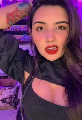 1. Magnificent Andyy Tok Shows Cleavage