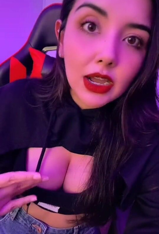 Andyy Tok Demonstrates Seductive Cleavage