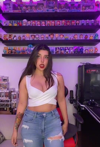 Seductive Andyy Tok Shows Cleavage in White Crop Top