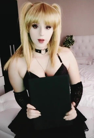 1. Sexy Anna Moreira Shows Cleavage in Black Corset