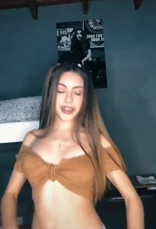 4. Hottest Ariadna Leyes Shows Cleavage in Brown Crop Top