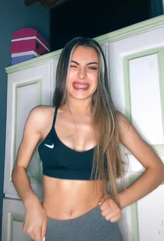 3. Sexy Ariadna Leyes Shows Cleavage in Sport Bra