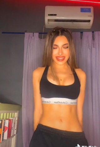 3. Hot Ariadna Leyes Shows Cleavage in Sport Bra