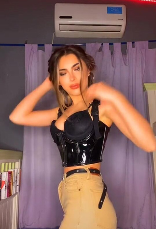 4. Sexy Ariadna Leyes Shows Cleavage in Black Corset