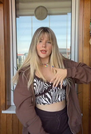 Sexy Aspenya Shows Cleavage in Zebra Crop Top