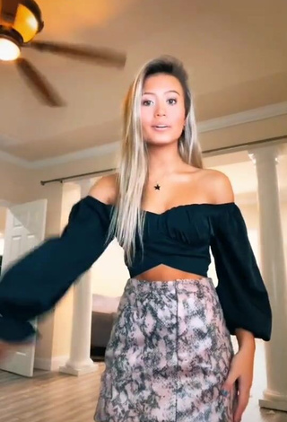 1. Sexy Alexa Hornshuh Shows Cleavage in Black Crop Top