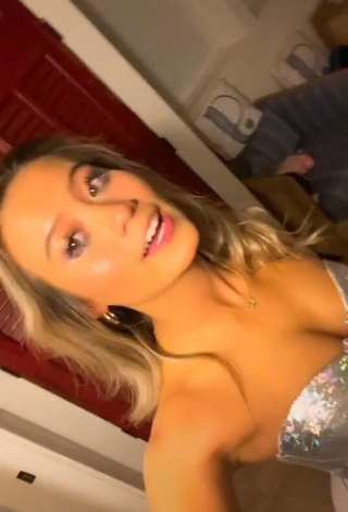 3. Desirable Alexa Hornshuh Shows Cleavage