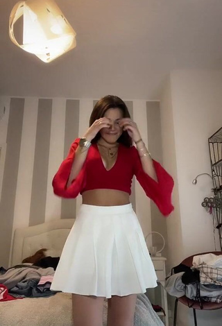 1. Desirable Clarissa Rotelli Shows Cleavage in Red Crop Top