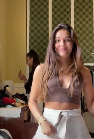 3. Hot Clarissa Rotelli Shows Cleavage in Crop Top