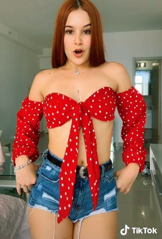 3. Hot Estephani Shows Cleavage in Polka Dot Crop Top