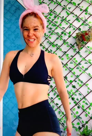 Hot Estephani Shows Cleavage in Sport Bra