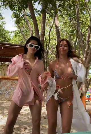 Beautiful Dahian Lorena Muñoz Quiñones Shows Cleavage in Sexy Bikini