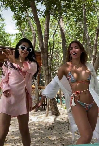 4. Beautiful Dahian Lorena Muñoz Quiñones Shows Cleavage in Sexy Bikini