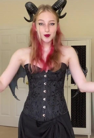 Sexy Dara Shows Cleavage in Black Corset