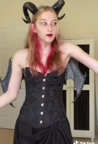 3. Sexy Dara Shows Cleavage in Black Corset