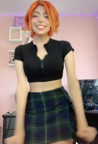 4. Sexy Didi Shows Cleavage in Black Crop Top