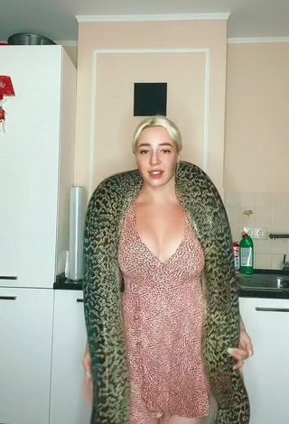 1. Sexy Donna Shows Cleavage in Dress