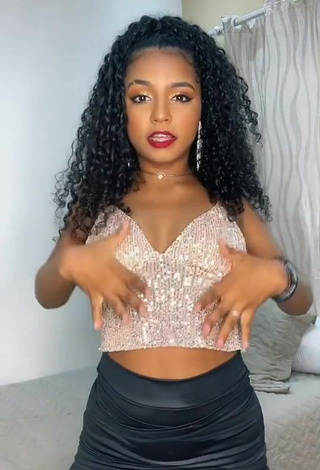 Sexy Radija Pereira Shows Cleavage in Crop Top