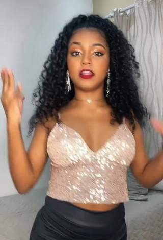 3. Sexy Radija Pereira Shows Cleavage in Crop Top