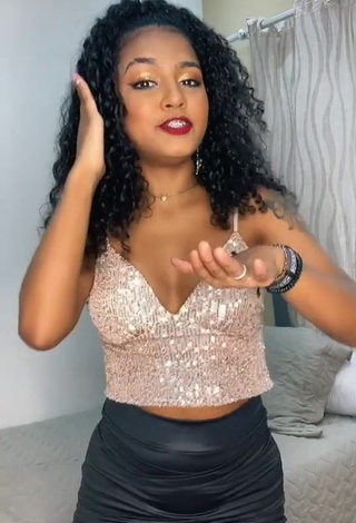 4. Sexy Radija Pereira Shows Cleavage in Crop Top