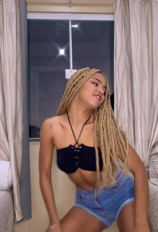 Hot Radija Pereira Shows Cleavage in Black Crop Top while Twerking (Side Boob)