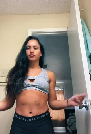 4. Hot Gabi Butler Shows Cleavage in Grey Sport Bra (Side Boob)