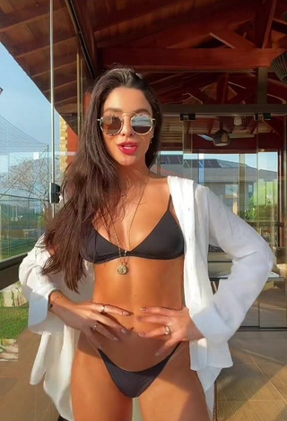 3. Hot Gabriela Versiani Shows Cleavage in Black Bikini